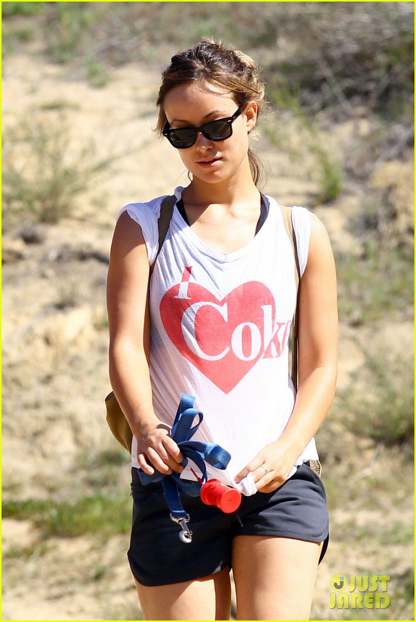 olivia wilde hikes with pup 12