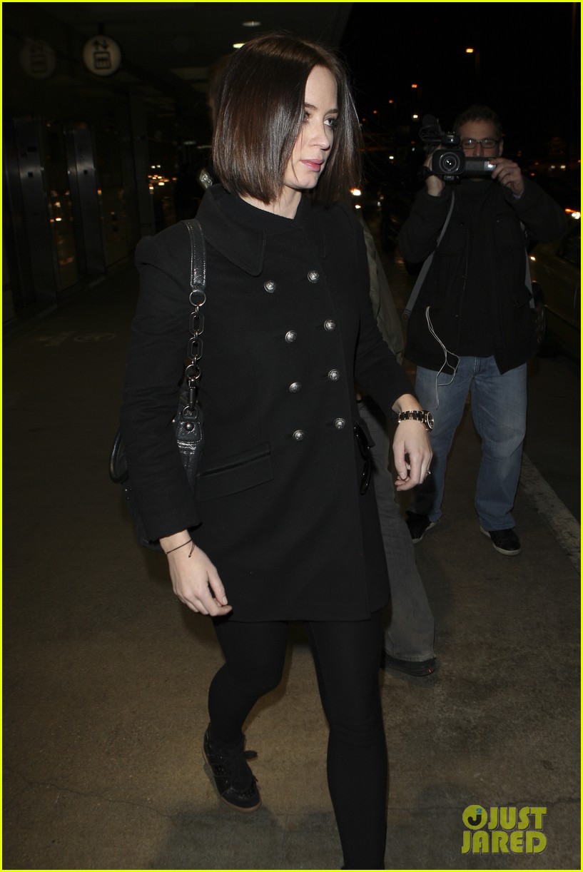 emily blunt lax arrival 062635002