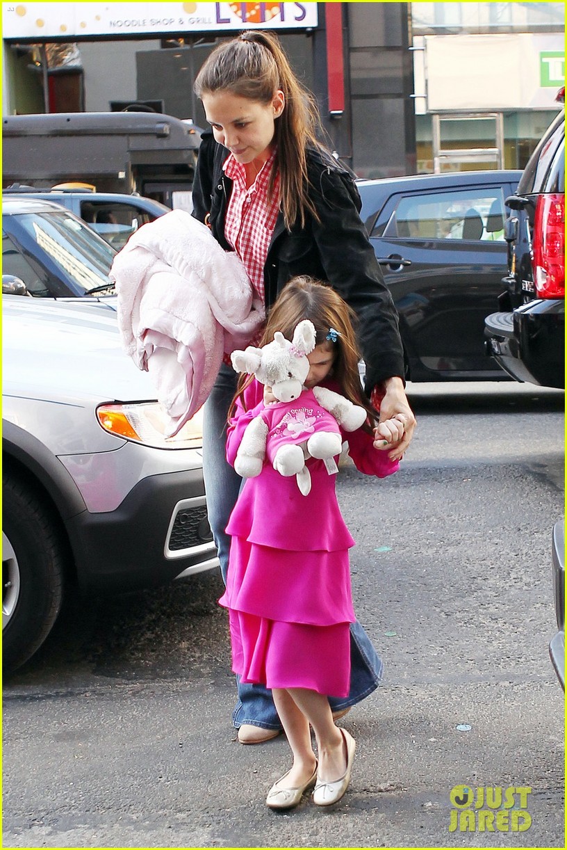 Katie Holmes & Suri Toy Store Stop Photo 2640680 Celebrity Babies(01)