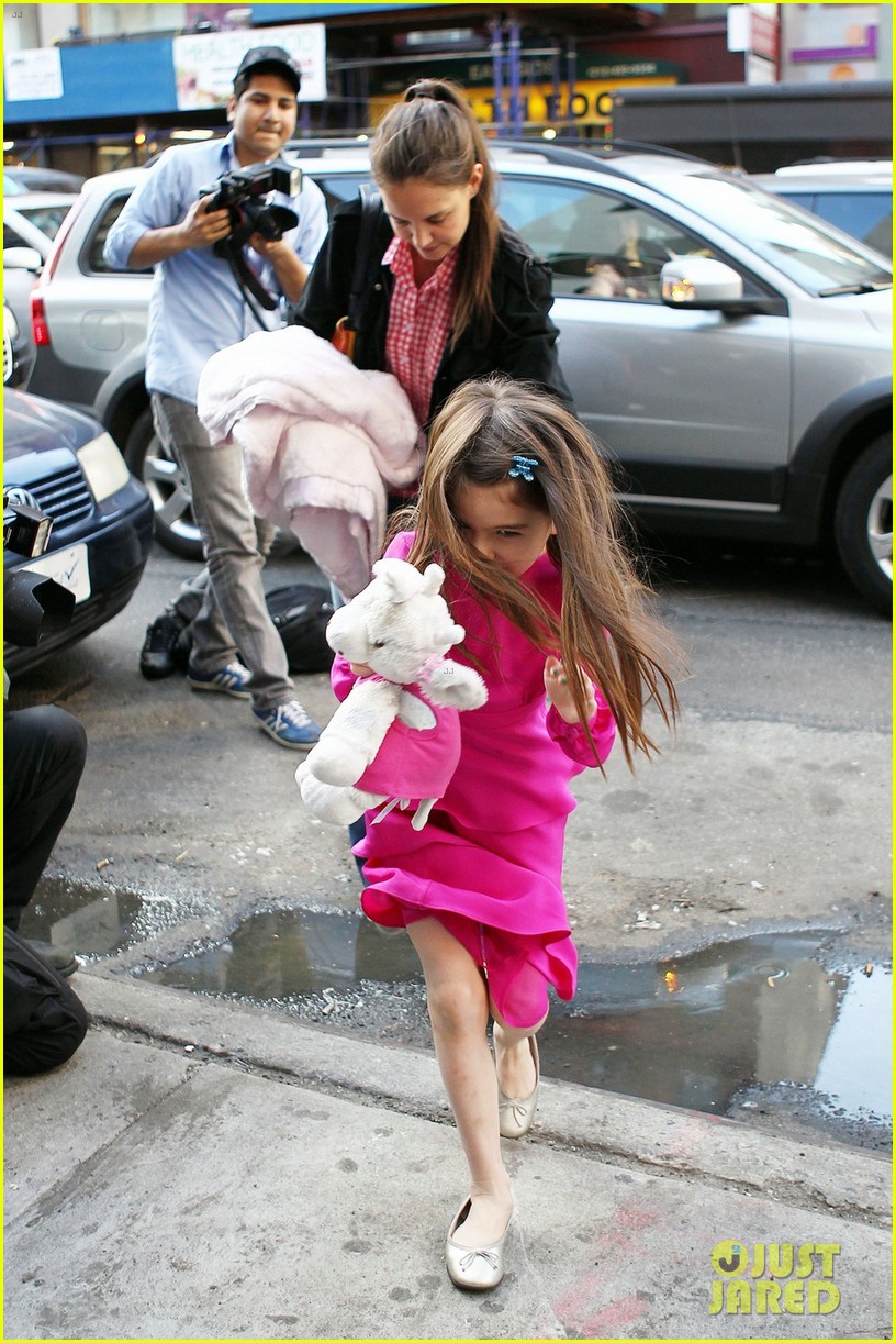 Katie Holmes & Suri Toy Store Stop Photo 2640684 Celebrity Babies