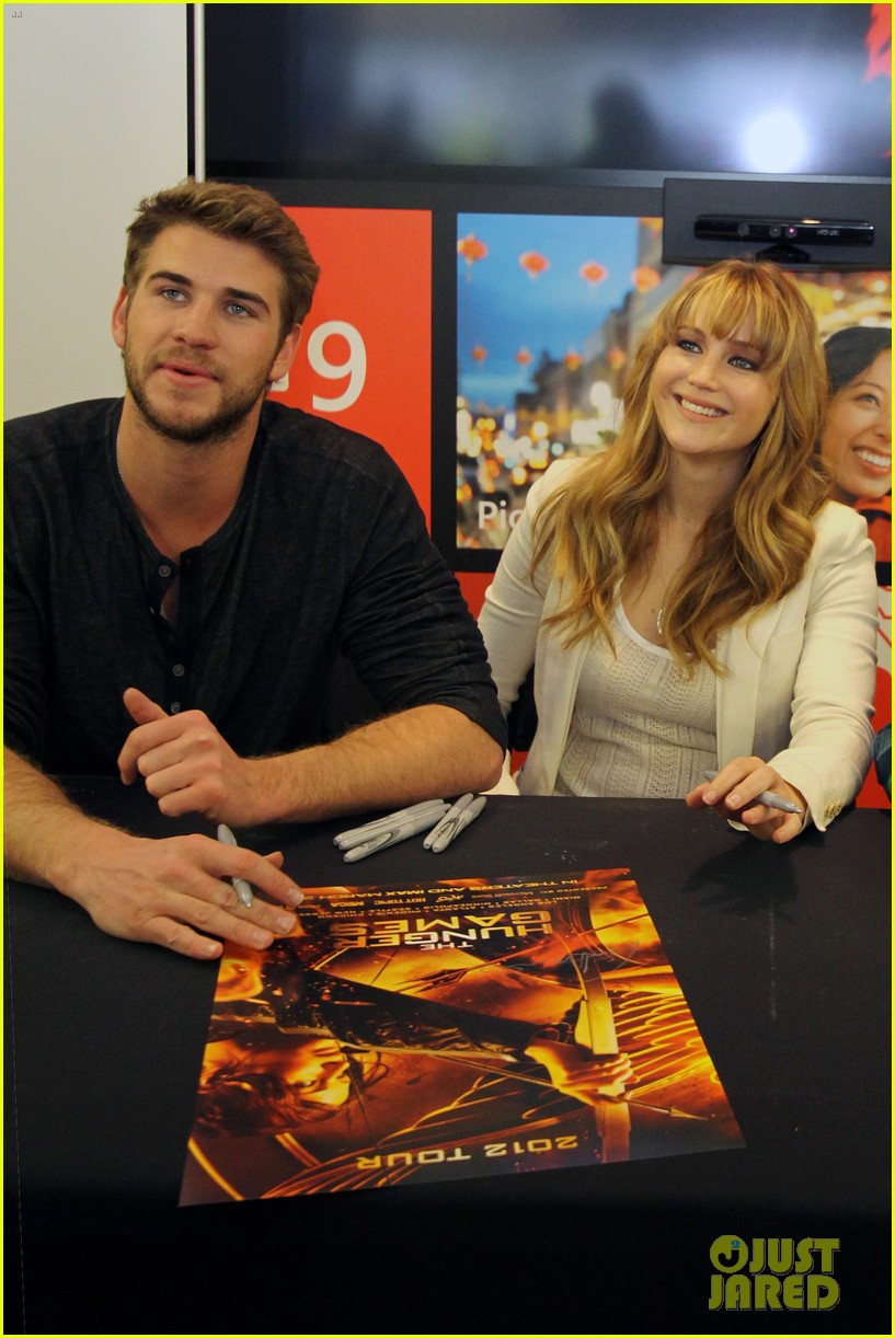jennifer lawrence wraps the hunger games mall tour 052637886