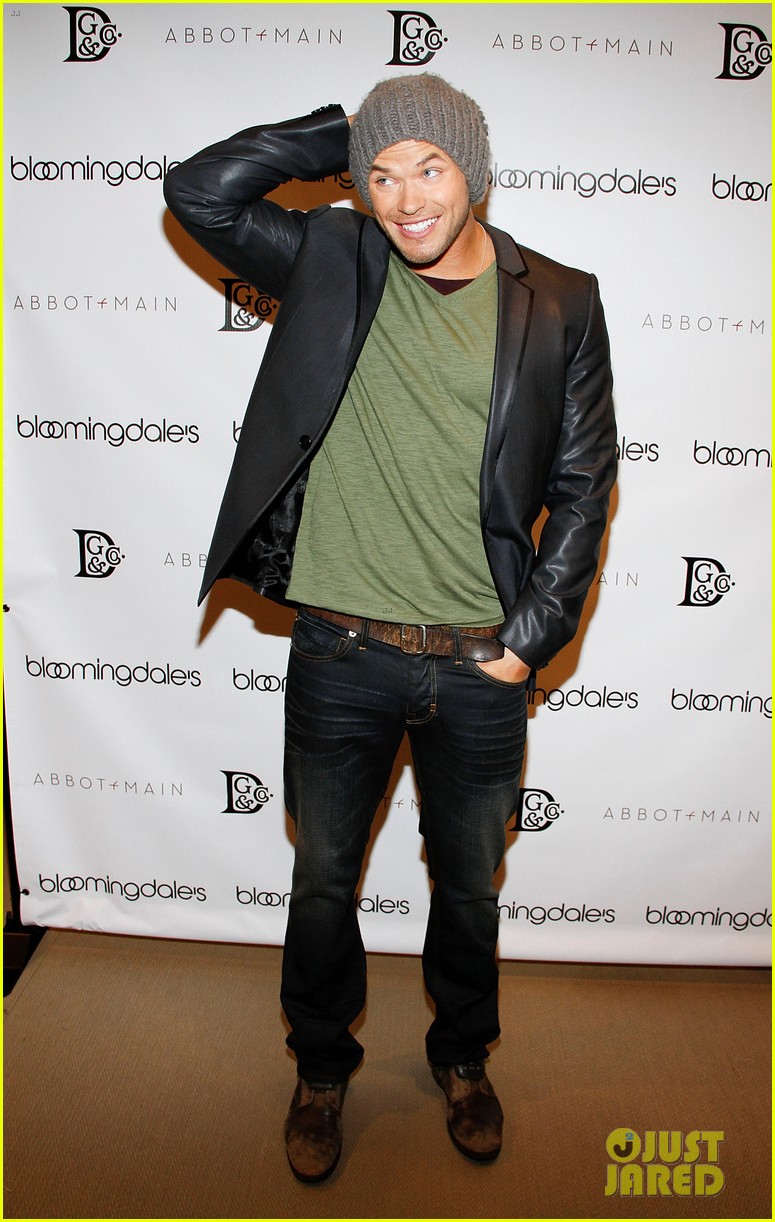 Kellan Lutz Celebrates His Birthday with Fans!: Photo 2640057 | Kellan