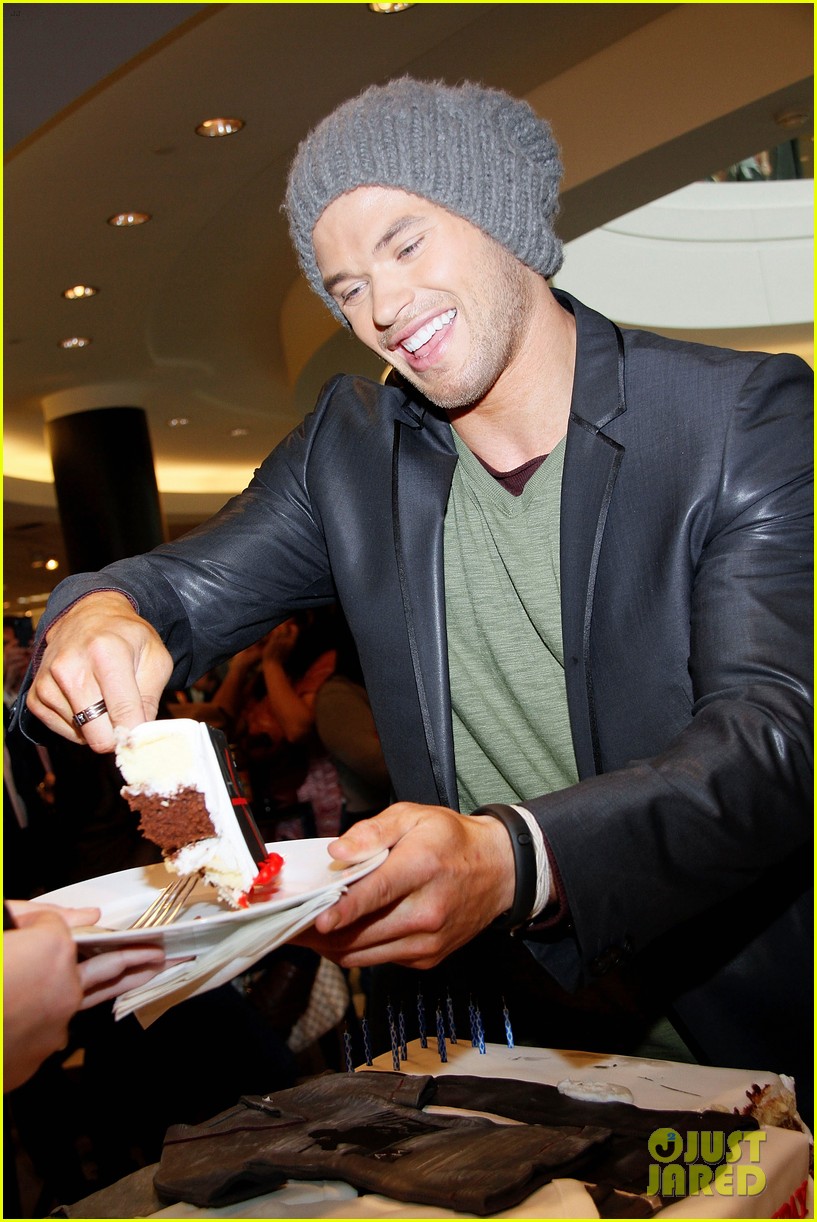 Kellan Lutz Celebrates His Birthday with Fans! Photo 2640059 Kellan