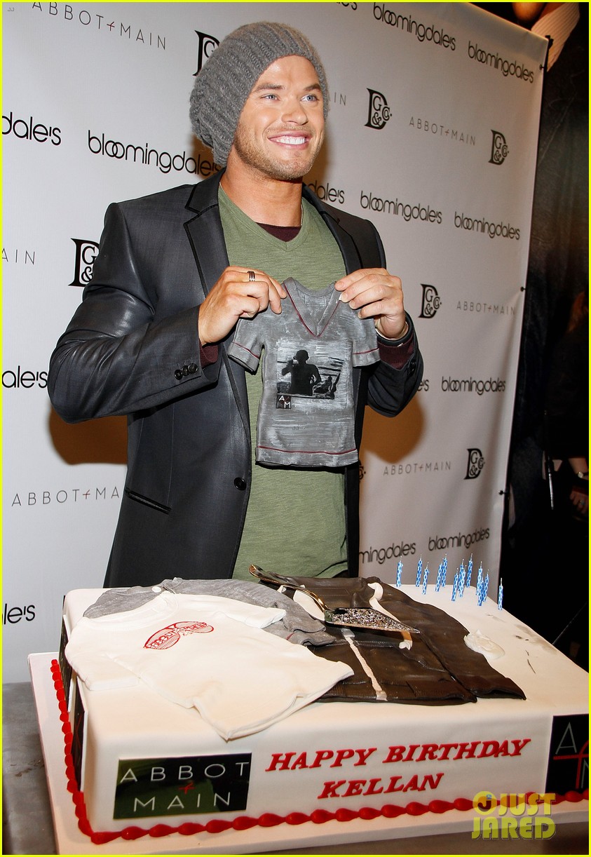 Kellan Lutz Celebrates His Birthday with Fans!: Photo 2640061 | Kellan