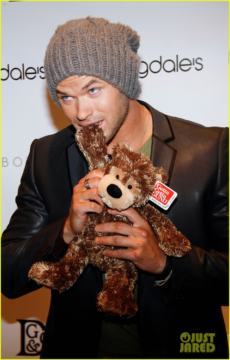 Kellan Lutz Celebrates His Birthday with Fans!: Photo 2640071 | Kellan