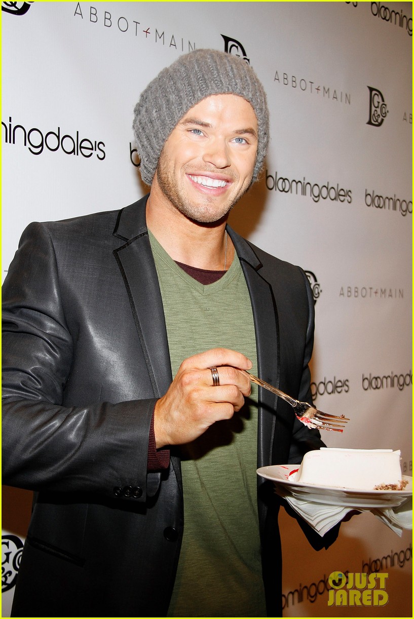 Kellan Lutz Celebrates His Birthday with Fans!: Photo 2640076 | Kellan