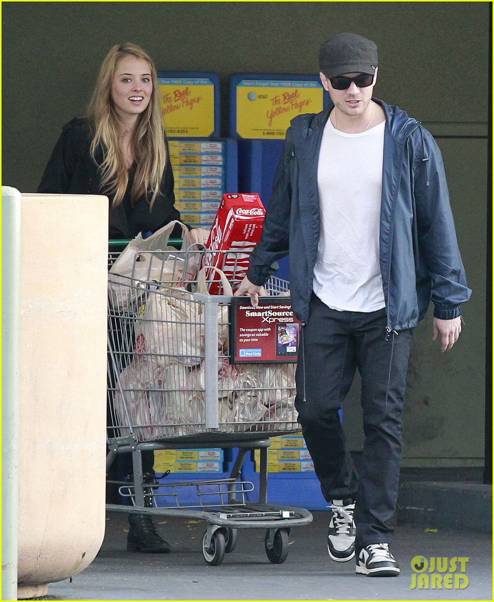 ryan phillippe grocery shopping with a mystery gal 06