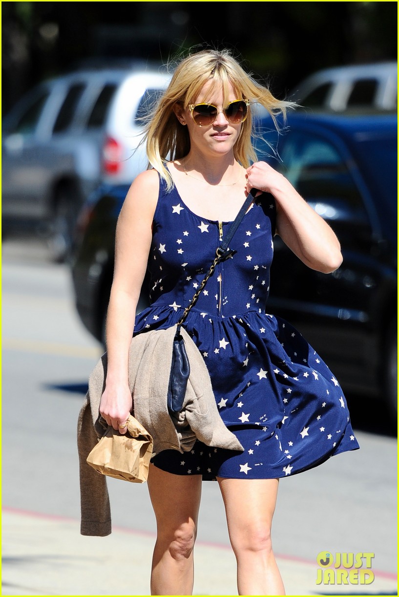reese witherspoon basketball practice with deacon 022635615