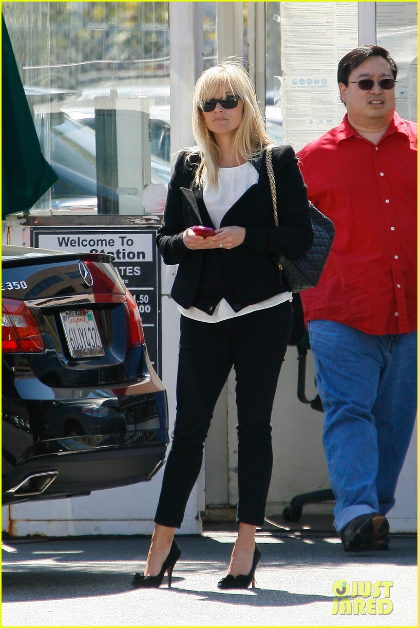 reese witherspoon pregnant with third child 012640872