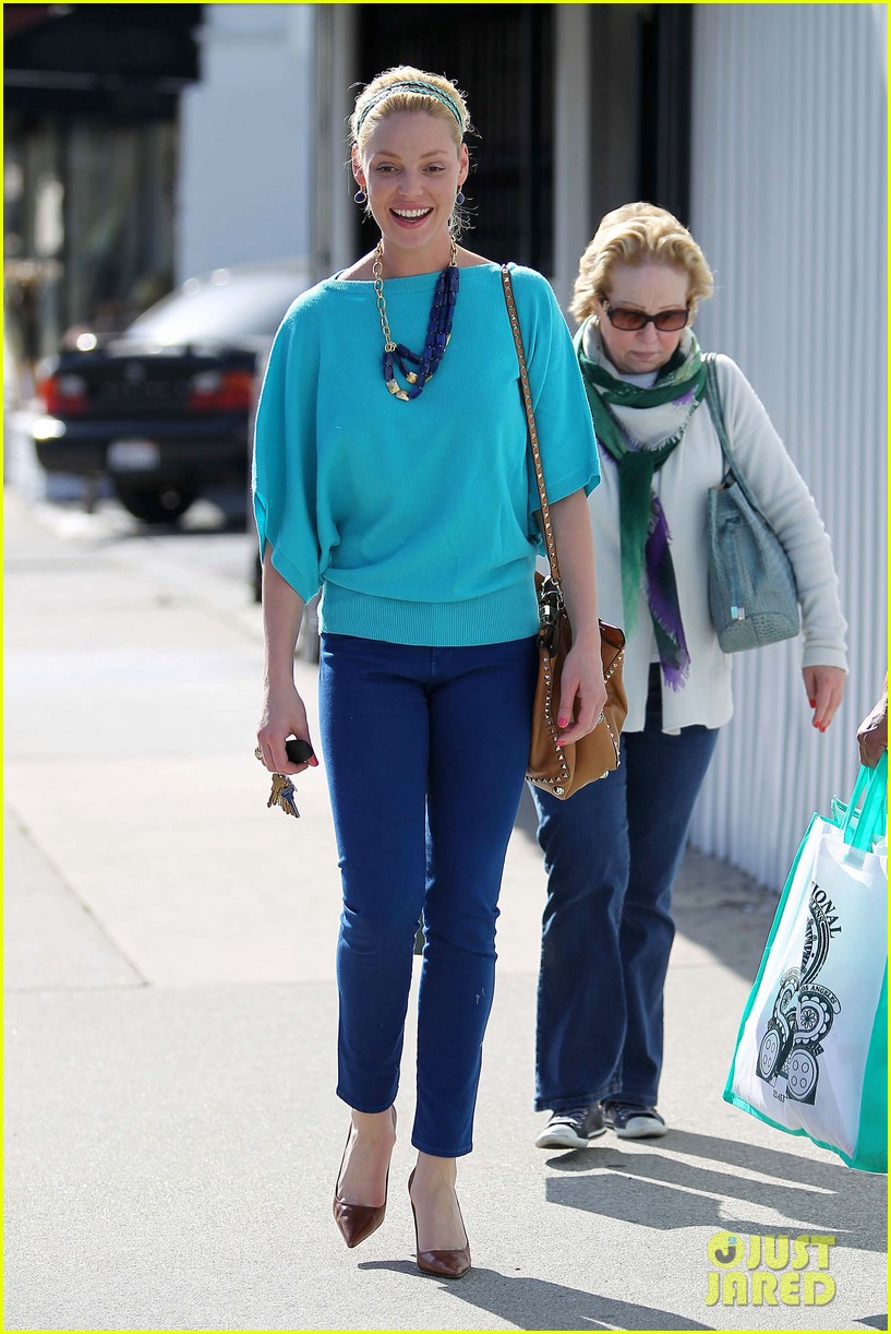 heigl shopping with mom 03