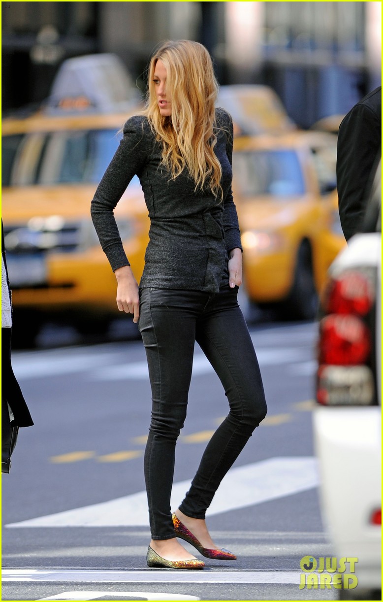 blake lively crossing street nyc 022644744