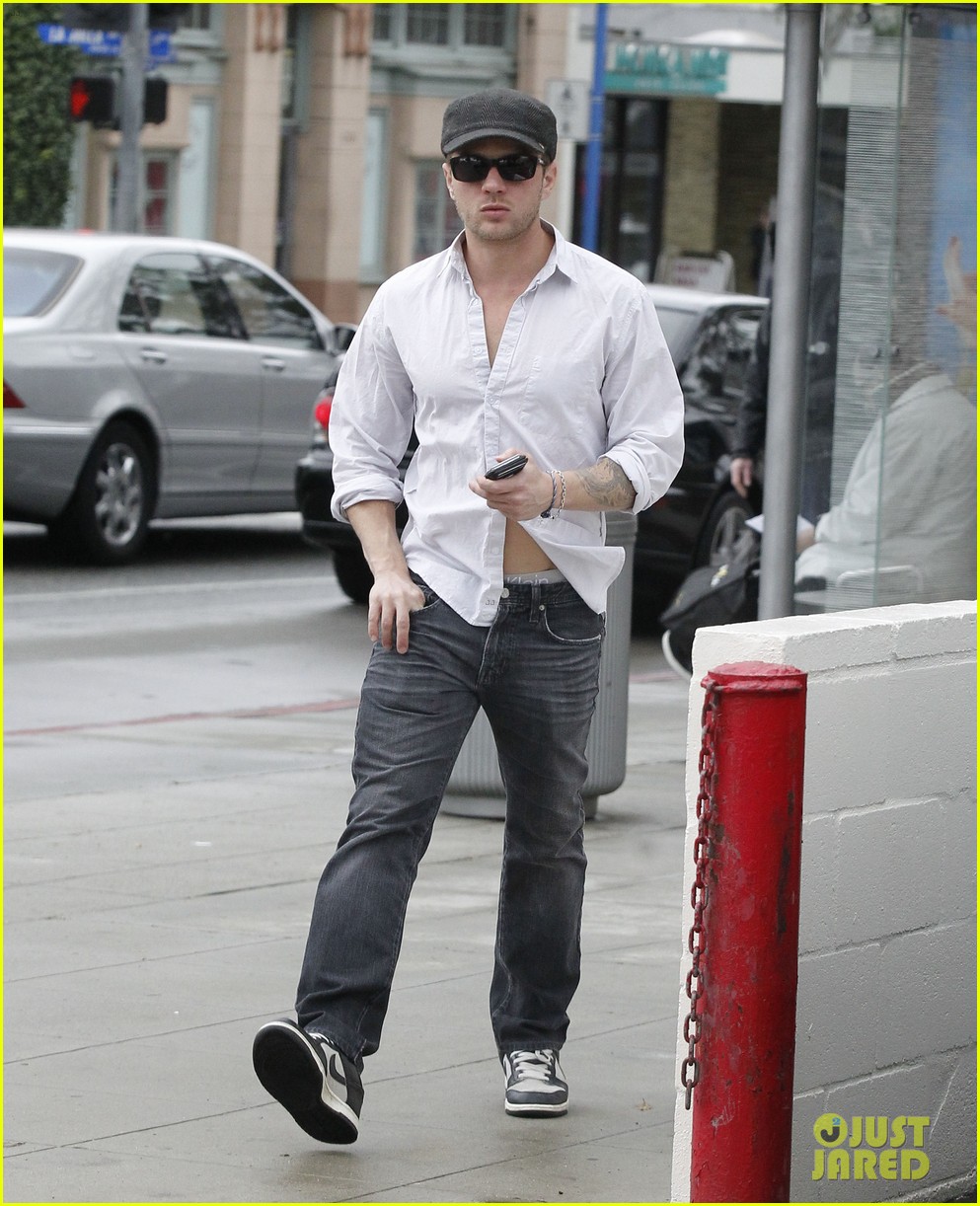 ryan phillippe bares some skin at the post office 09