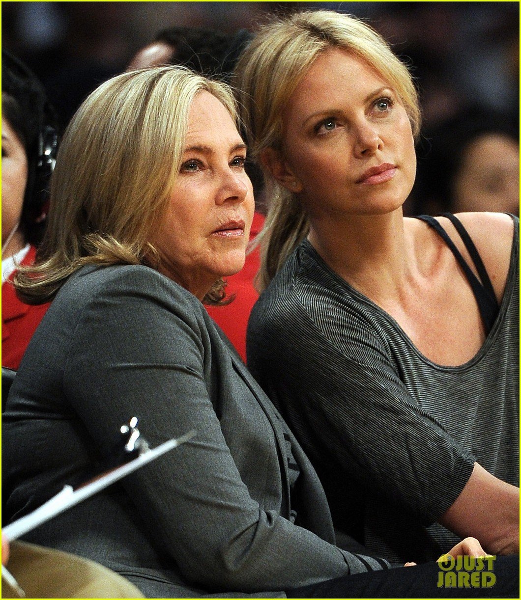 charlize theron lakers game with mom 092650464