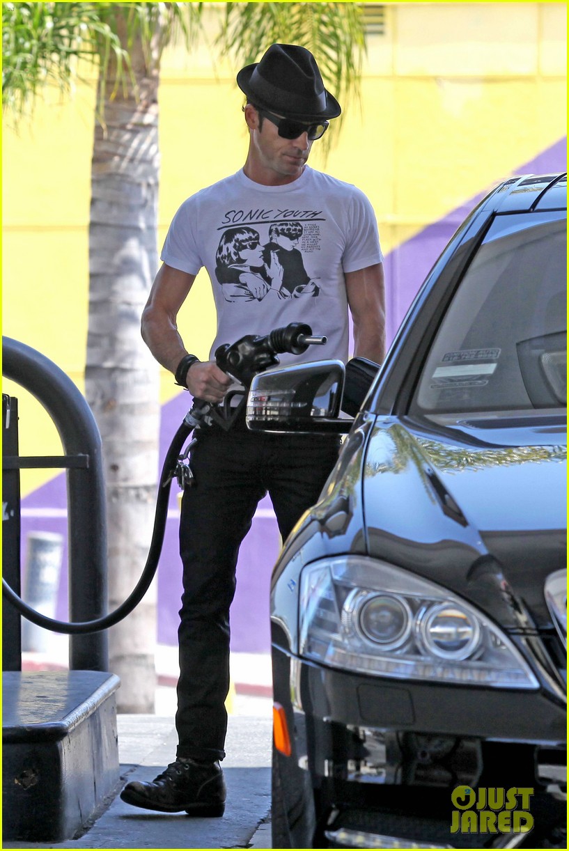 justin theroux fills up the tank 06