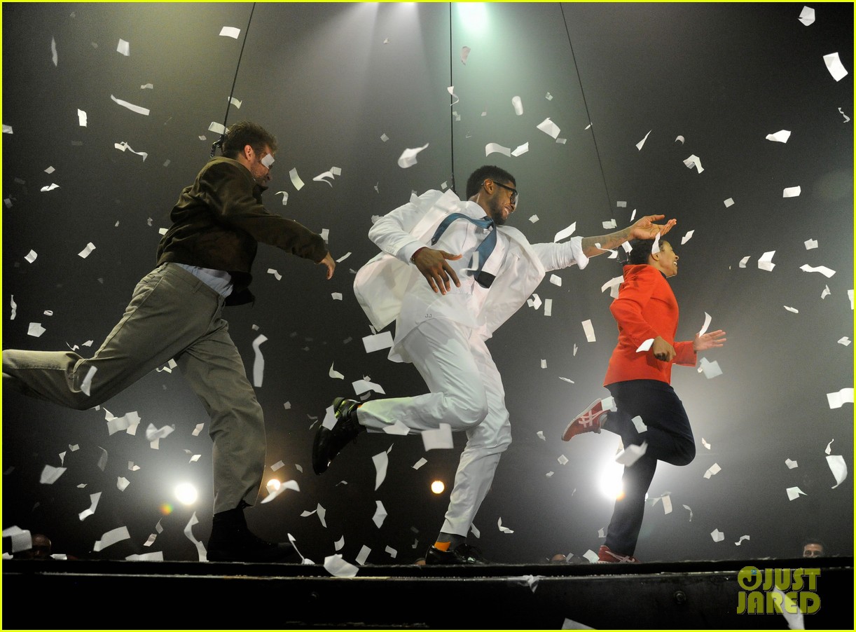Usher & Justin Bieber 'Fuerza Bruta' Dance Off! Photo 2655108