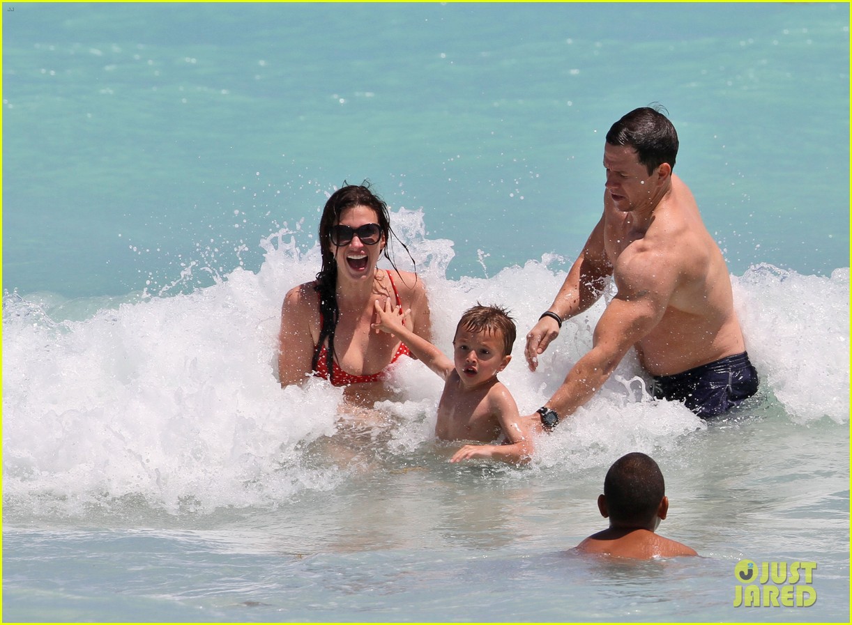 mark wahlberg shirtless in miami with the family 03