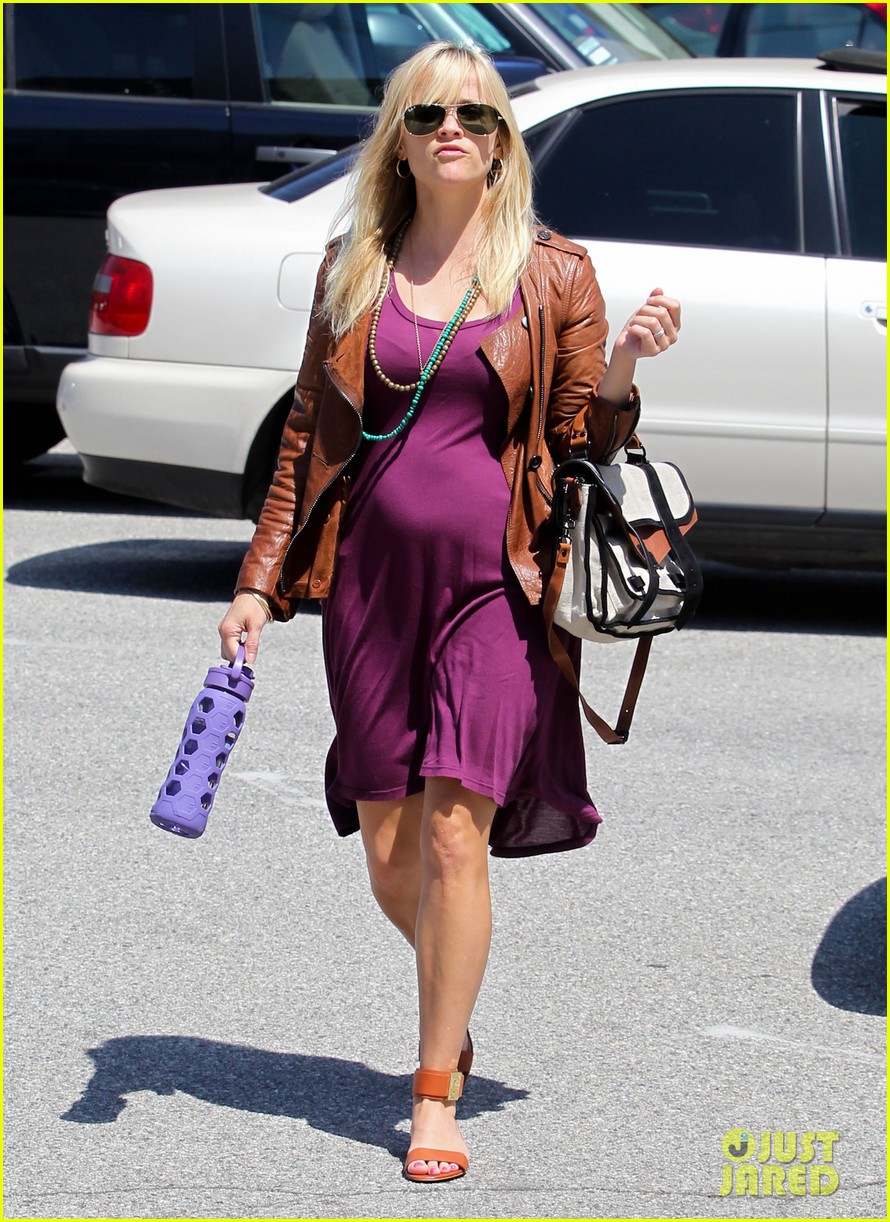 reese witherspoon baby bump at lunch 062647411