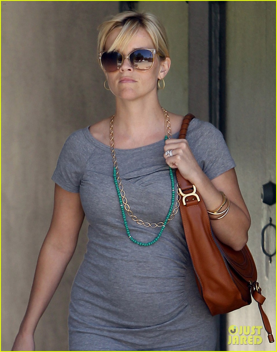 pregnant reese witherspoon office 042650339