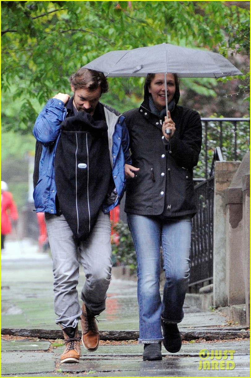 maggie gyllenhaal peter sarsgaard gloria rainy stroll 05