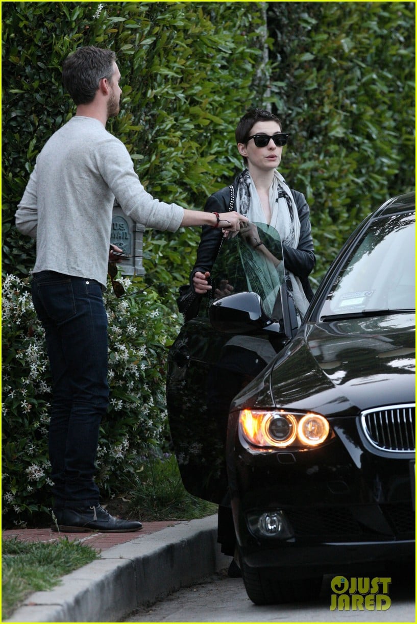 Anne Hathaway's '70s Flared Jeans and Classic Sneakers Make a Perfect Fall  Fit | Vogue, image size:817x1222