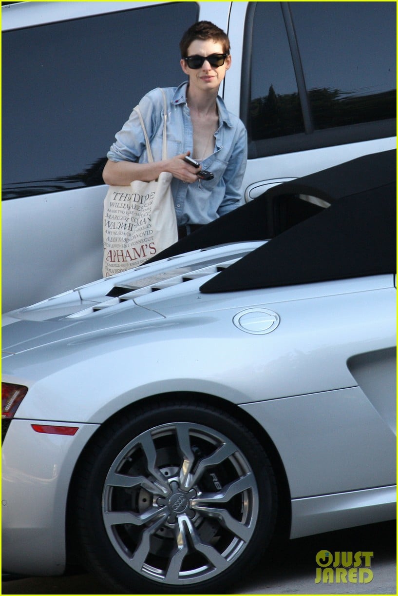 Anne Hathaway falls down stairs, breaks shoe during embarrassing tumble on  'Devil Wears Prada 2' set, image size:817x1222