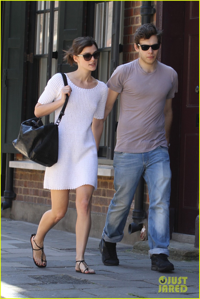 keira knightley spotted with ring 04