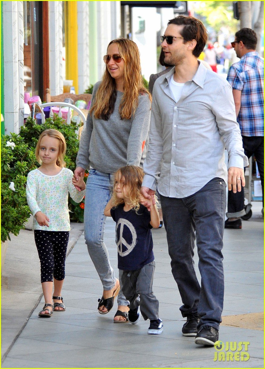 tobey maguire family stroll 02
