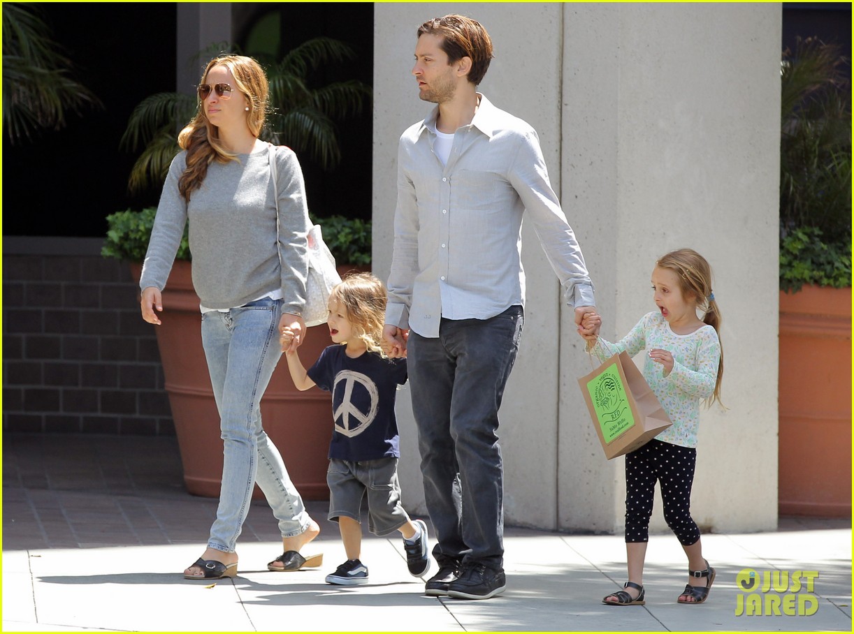 tobey maguire family stroll 042655877