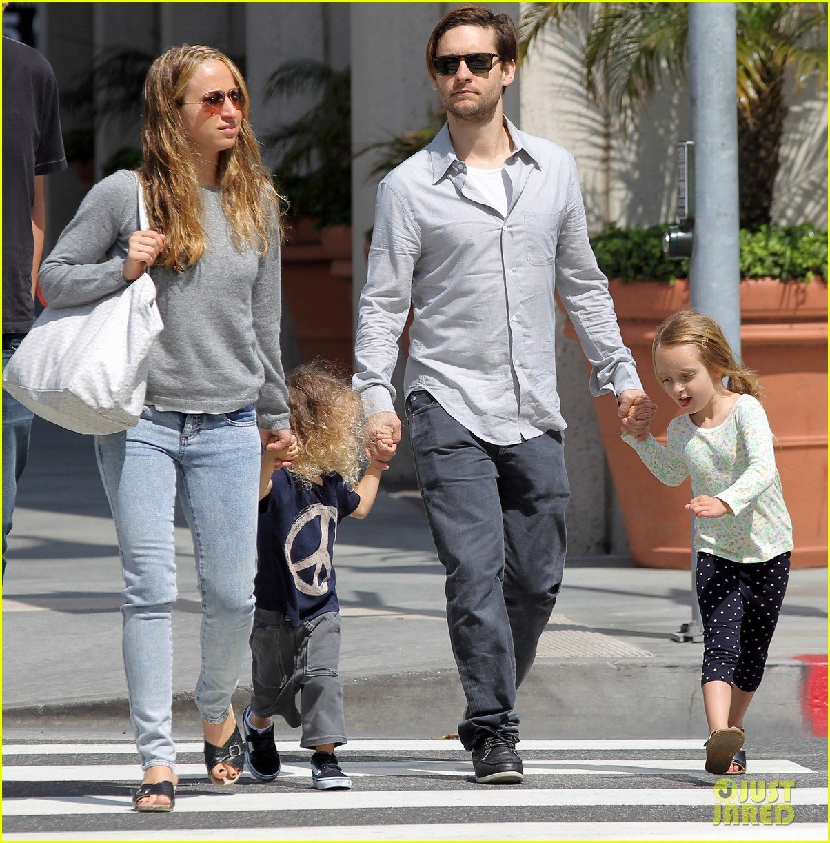 tobey maguire family stroll 05