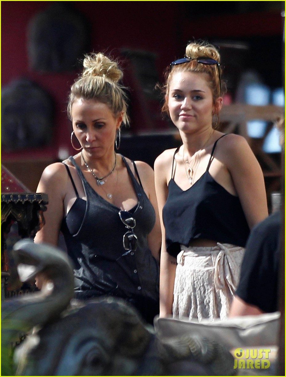 miley shopping with mom and liam 02