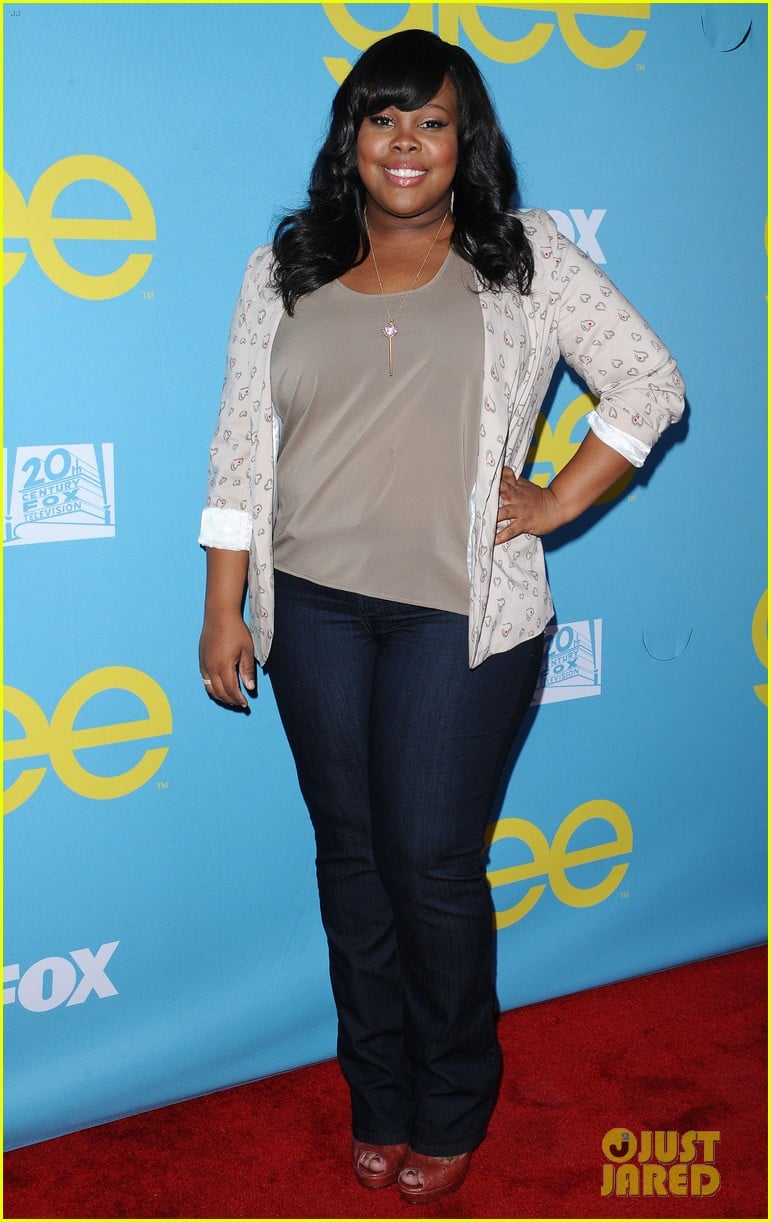 glee amber riley collapses on red carpet 01