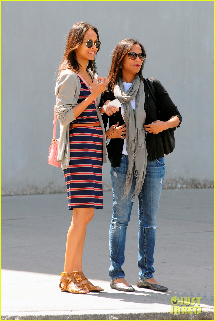 Zoe Saldana Striped Stroll Photo 2660670 Zoe Saldana Photos Just