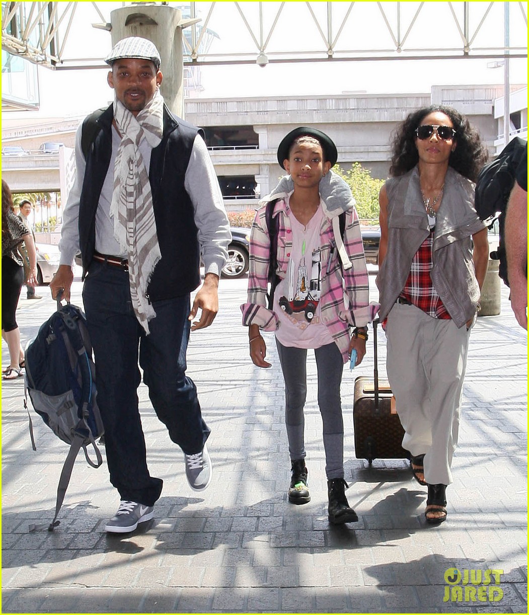 willow smith catches flight at lax with mom dad 072657672
