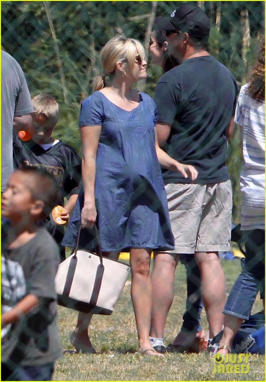 pregnant reese witherspoon cheers on deacon 192664367