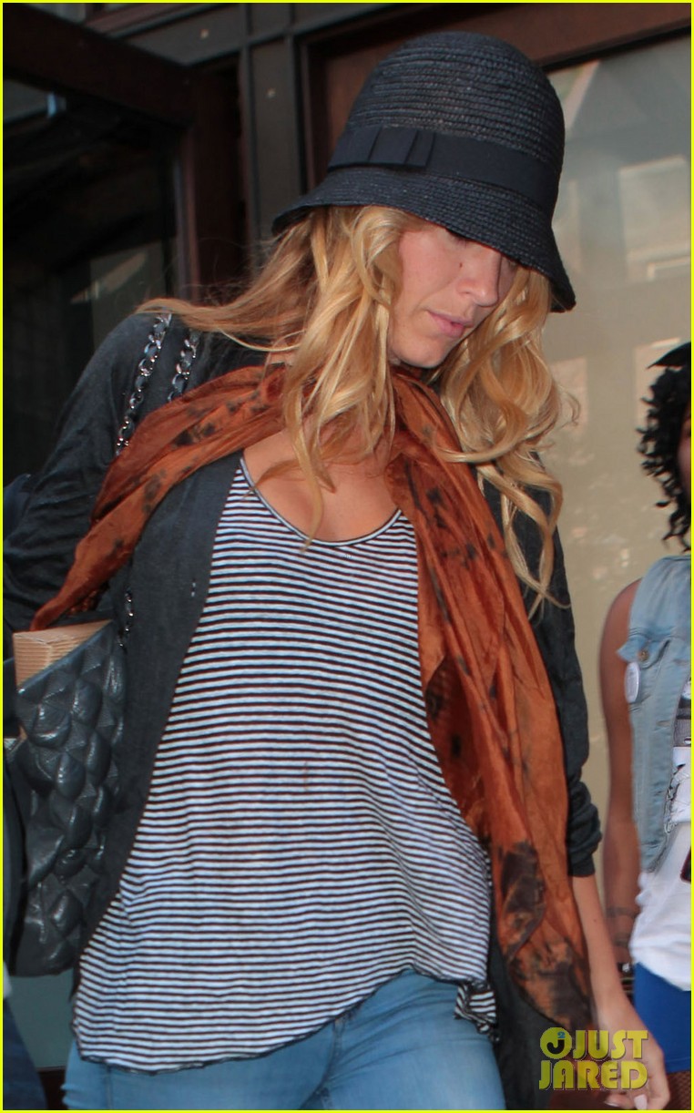 blake lively out in new york 032681020