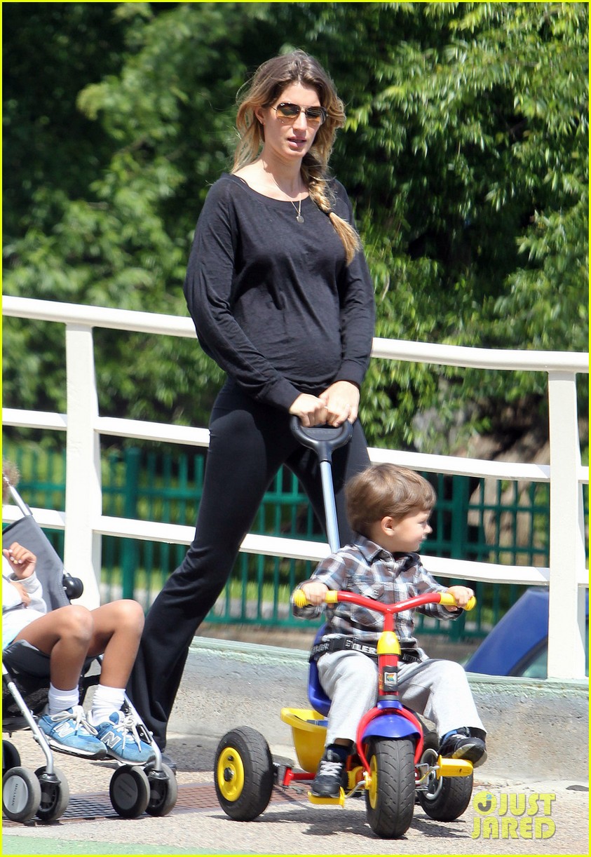 Gisele Bundchen Pregnant Stroll with Benjamin! Photo 2672714