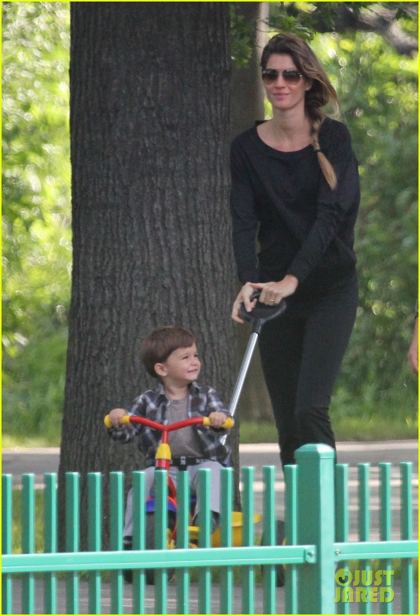 Gisele Bundchen: Pregnant Stroll with Benjamin!: Photo 2672718 ...