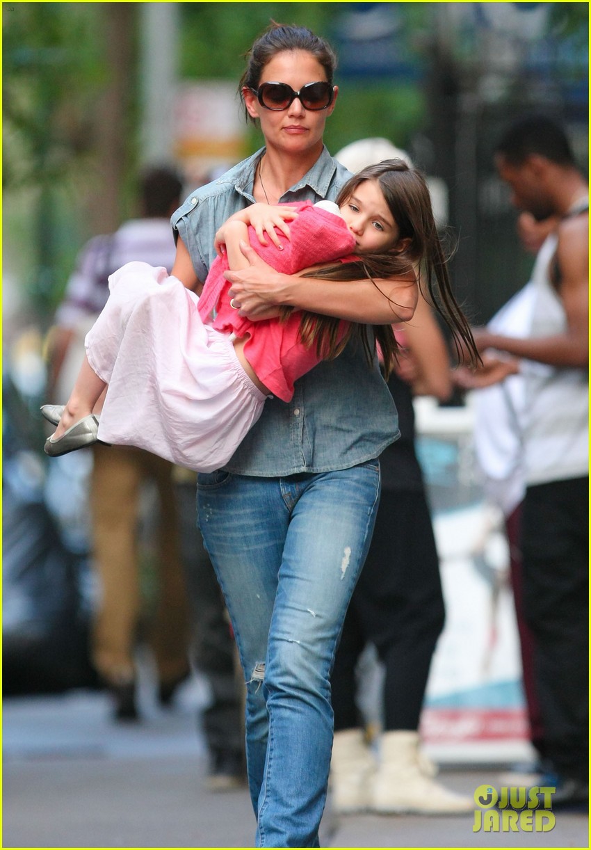 Katie Holmes & Suri Monday Afternoon Stroll Photo 2679480 Celebrity