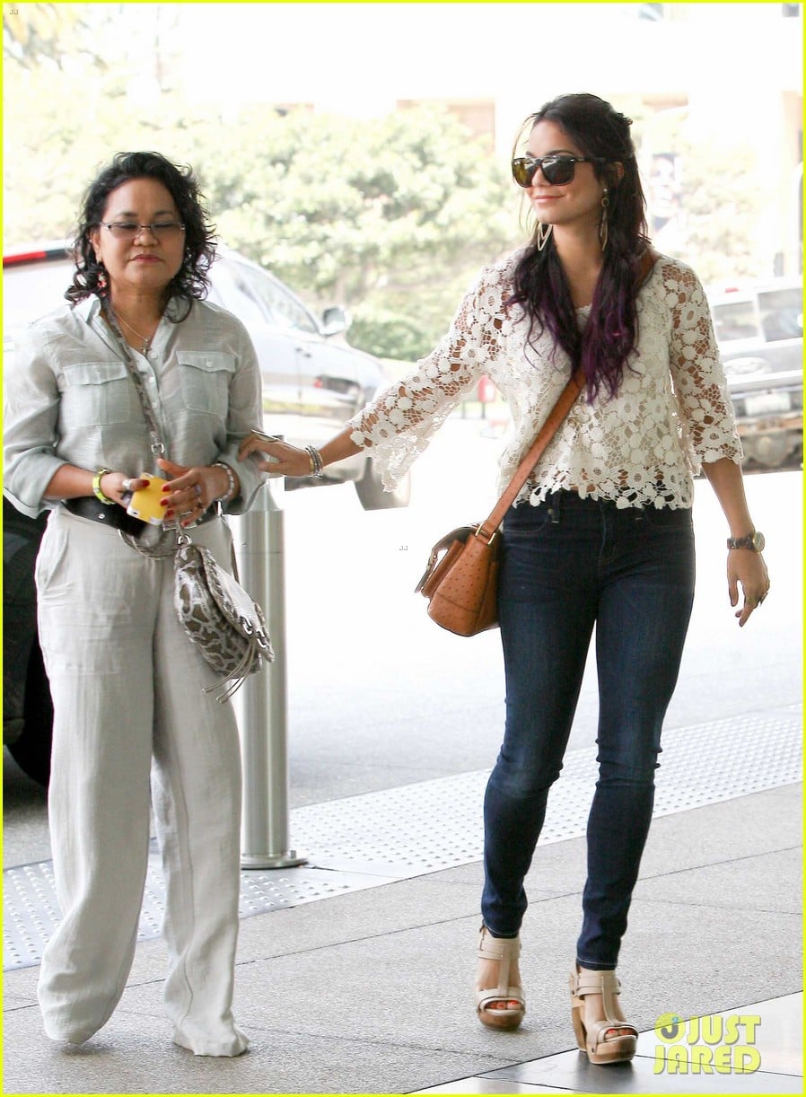 Vanessa Hudgens: Meeting with Mom Gina: Photo 2677433 | Vanessa Hudgens ...