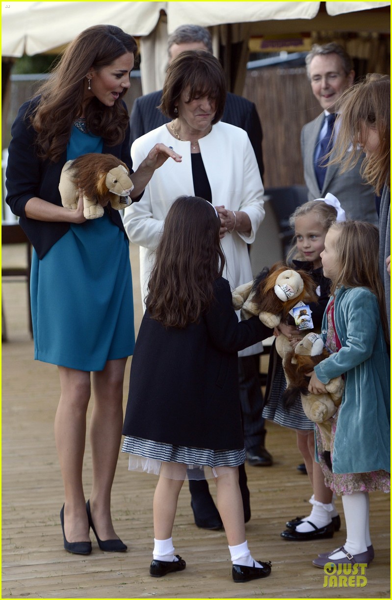 Duchess Kate 'Lion, Witch & Wardrobe' Performance! Photo 2675480