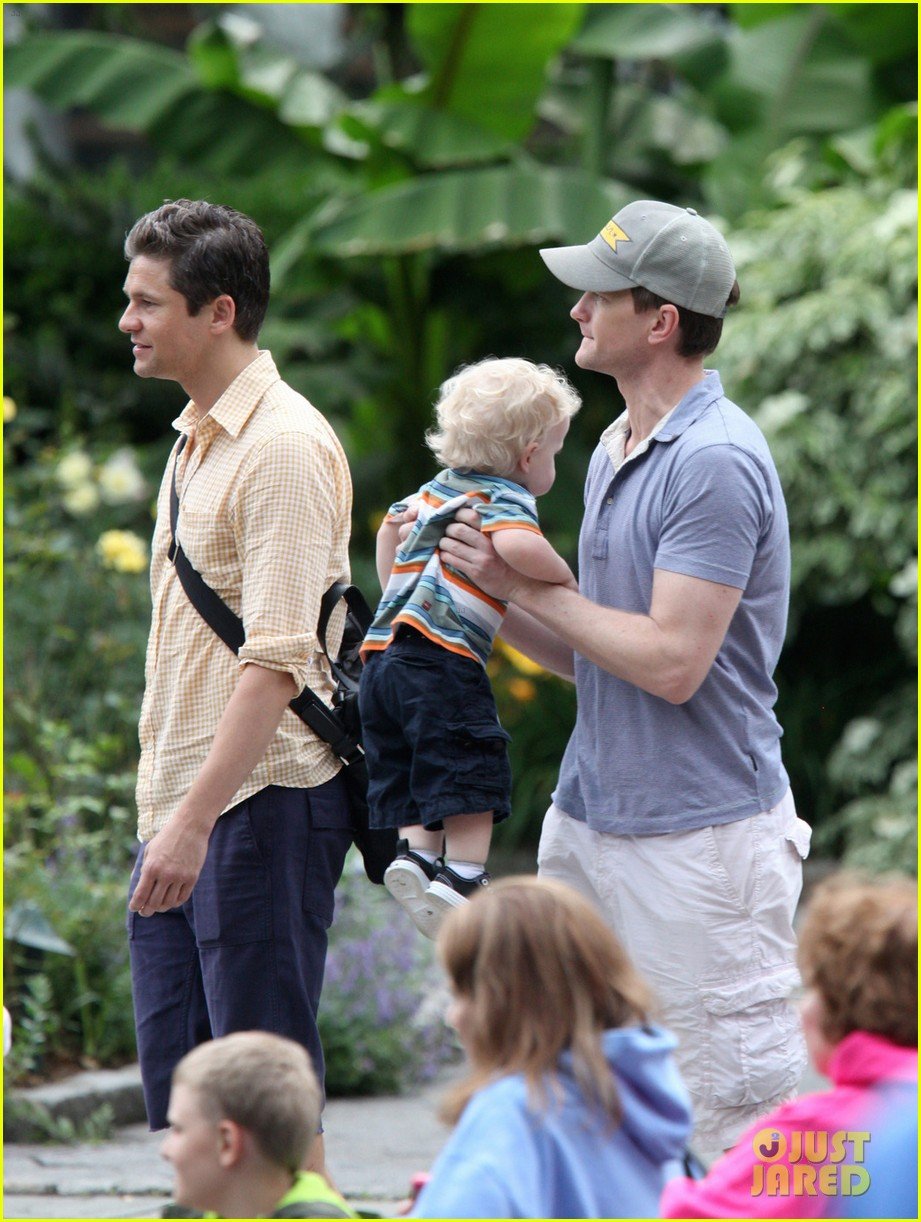Neil Patrick Harris Zoo with Harper & Gideon! Photo 2672712