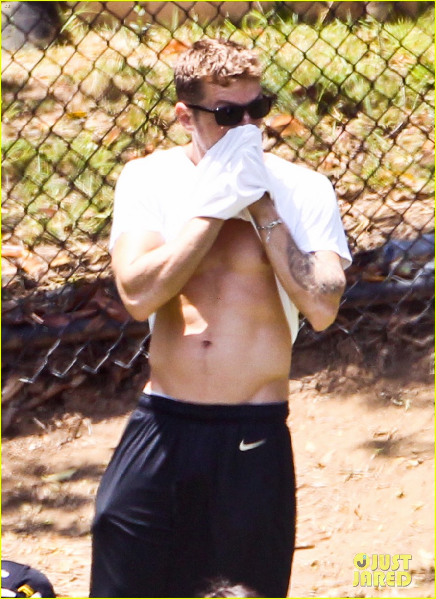 ryan phillippe reveals toned abs at deacons game 02