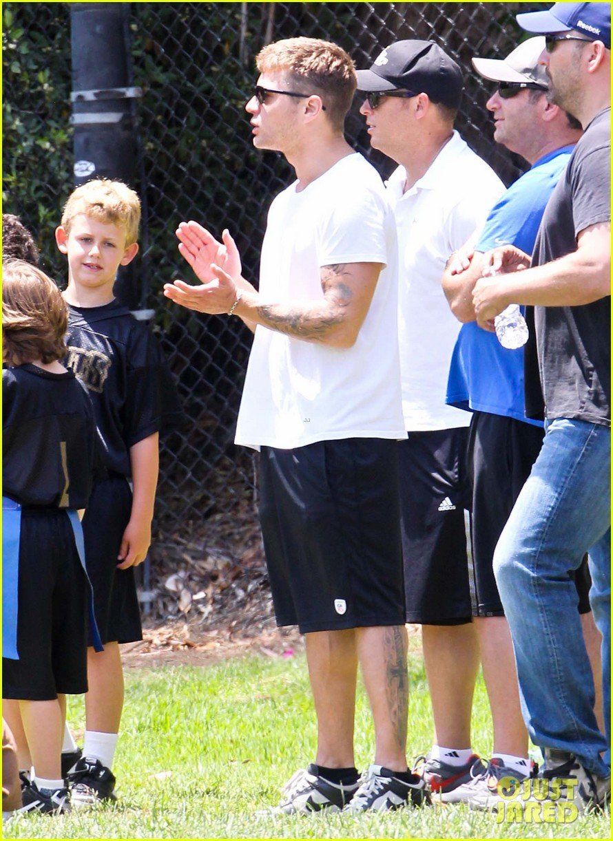 ryan phillippe reveals toned abs at deacons game 06