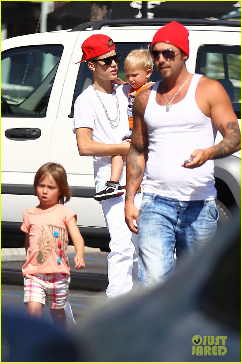 justin bieber kings fish house with dad and siblings 102694711