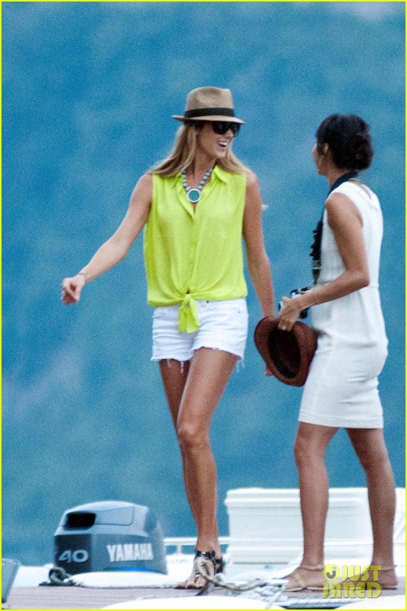 george clooney stacy keibler lake como with friends 03