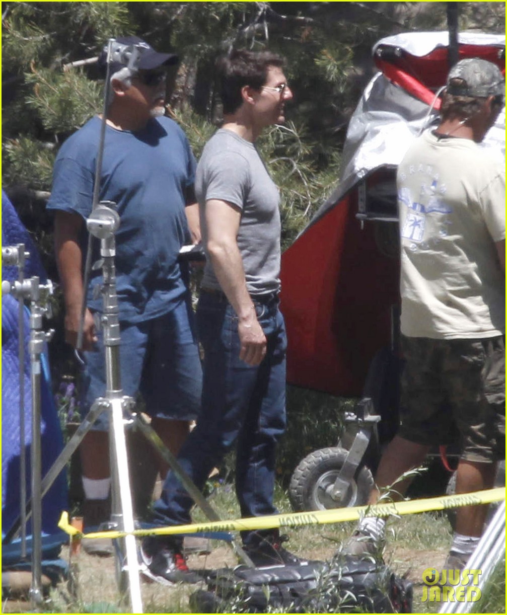 tom cruise visited by son connor on oblivion set 042685930