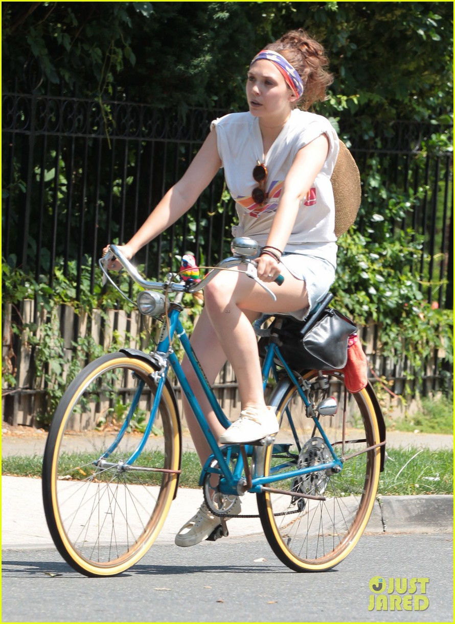 dakota fanning elizabeth olsen big apple bicycles 102683785