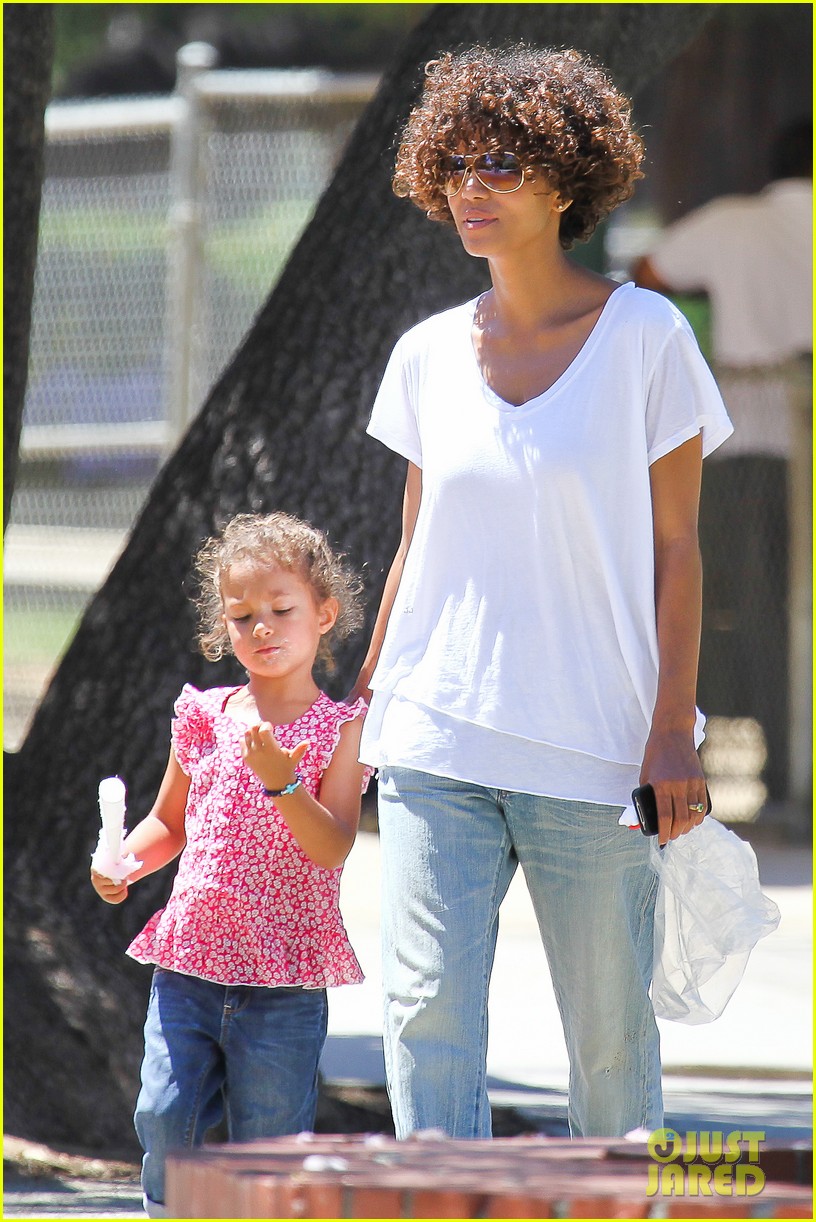 halle berry fourth of july hugs 022683563