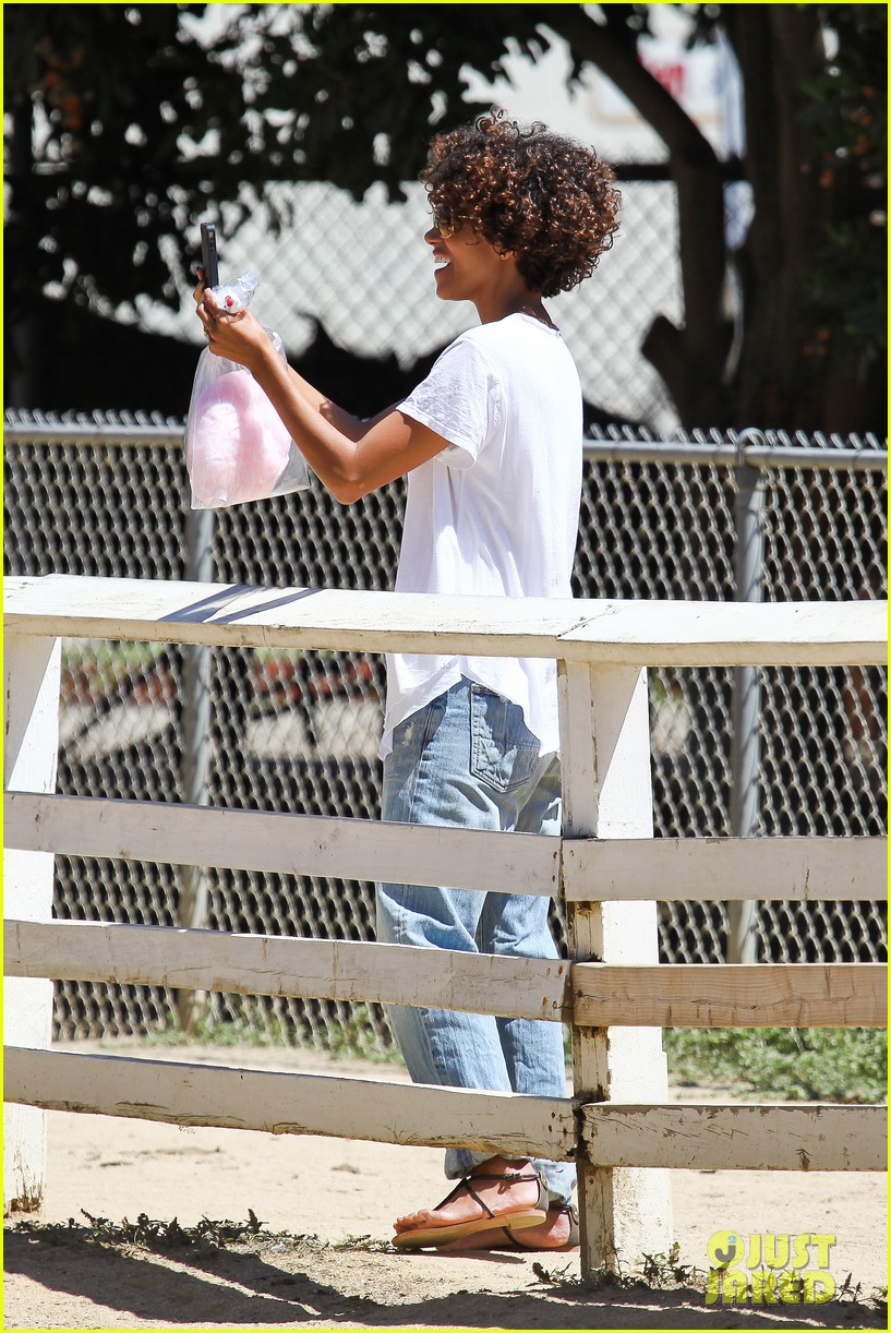 halle berry fourth of july hugs 12