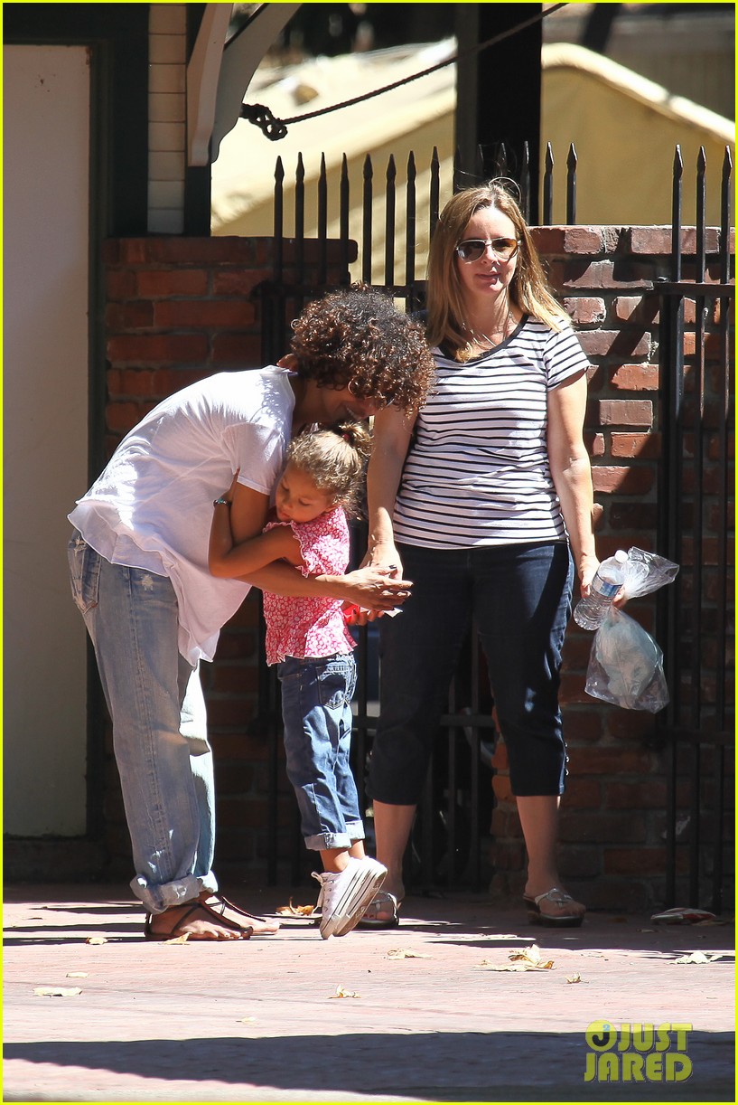 halle berry fourth of july hugs 13
